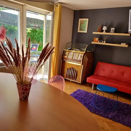 بيت شباب Sax Pub