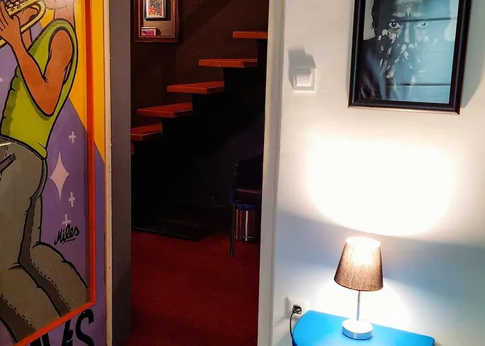 بيت شباب Sax Pub